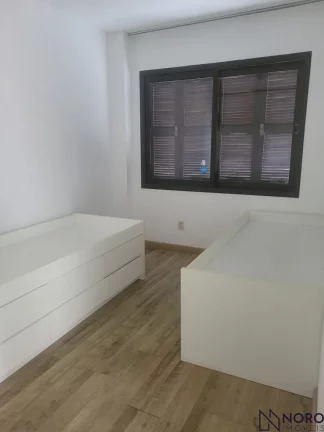 Imagem Amplo apartamento no centro de Santa Maria, sala para 02 ambientes com lareira e