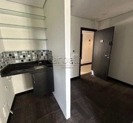 Imagem Sala comercial com 37M², piso elevado,1 banheiro, mini copa, varanda, fechadura eletrônica e 1 vag...