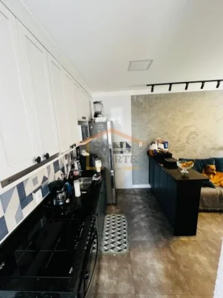 Imagem Casa em condomínio com 2 dormitórios, sendo 1 com closet, sala integrada à cozinha americana, esc...