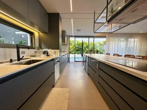 Imagem Magnífica e espaçosa casa à venda, com área construída de 360 m². A residência possui living ...
