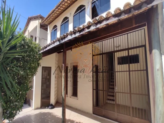 Imagem Casa à Venda na Atalaia: 4 Quartos, 3 Suítes, 2 Salas, 6 Banheiros, 3 Vagas de Garagem. Próximo a Orla da Atalaia.