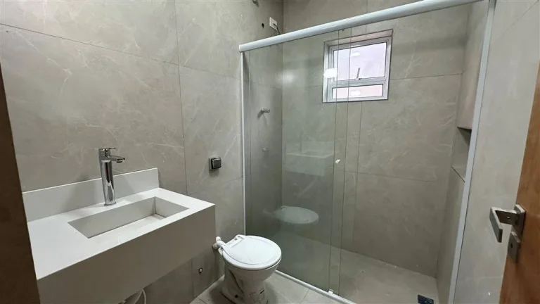Imagem Espaçosa Casa Geminada à Venda no Mirim, Praia Grande - 2 Quartos