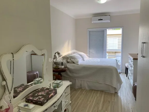 Imagem São 3 dormitórios sendo uma suíte, todos os quartos com ar condicionado.
3 banheiros, 2 salas, 2 ...