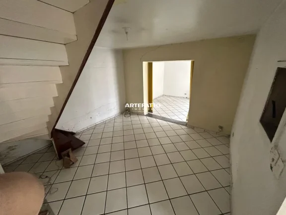 Imagem Casa de Esquina Ideal para por comércio clínica, escritórios perto da Marginal