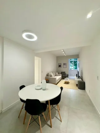 Imagem Imperdível: Apartamento à venda no Leblon, Rio de Janeiro - 2 quartos, 1 suíte, 1 sala, 2 banheiros, 70m² de área!