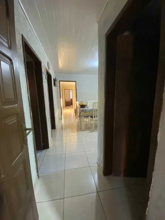 Imagem Casa com 4 dormitórios sendo 1 suíte e 4 vagas de garagem em Jarivatuba | Joinville/SC