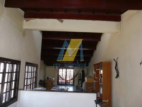 Imagem Descubra o charme atemporal deste sobrado com arquitetura clássica, perfeito para quem valoriza esp...