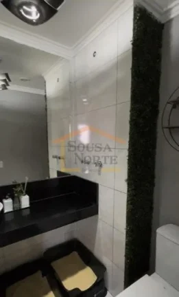Imagem Apartamento com 2 dormitórios, varanda, cozinha americana, área de serviço, armários na cozinha ...