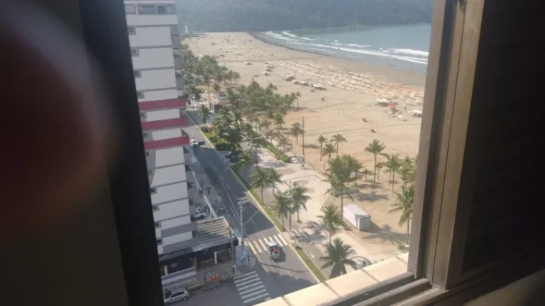 Imagem ???? "Você sabia que existe um condomínio PÉ NA AREIA com salão de festas e elevador em Praia Grande?"