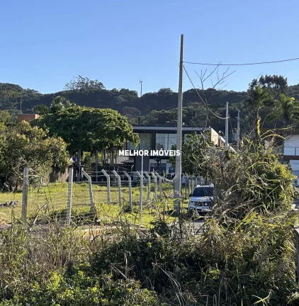 Imagem Casa nova finamente decorada em Condomínio fechado pé na areia 4 suítes localizada na praia do estaleiro Balneário Camboriú.