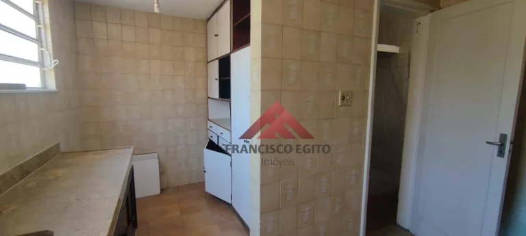 Imagem Apartamento tipo sobrado com generosos 110m² em rua fechada.