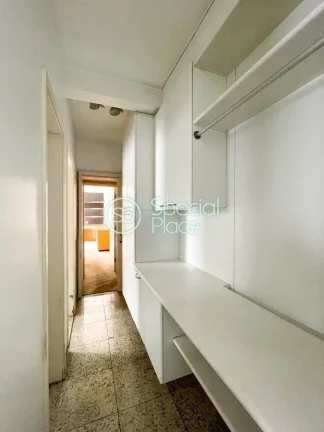 Imagem Apartamento enorme. São 215m2 de área útil, 3 dormitórios ( 3 suítes ) e 4 vagas na garagem. Li...