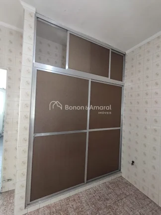 Imagem Casa da frente com 2 dormitórios com armários embutidos, banheiro social, sala com varanda integra...