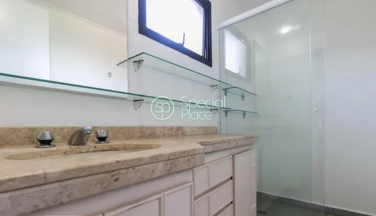 Imagem Amplo apartamento à venda com 3 quartos, sendo 3 suítes, e 4 banheiros no total. Este apartamento ...