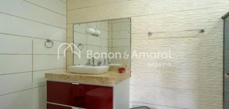 Imagem Esta charmosa casa está disponível para venda em um condomínio tranquilo na cidade de Valinhos. E...