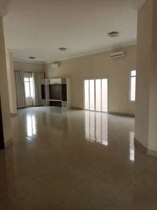 Imagem Linda casa térrea feita pelo atual proprietário. Com piscina. 300m2ac 600m2at. Documentação pronta para financiamento. Climatizada