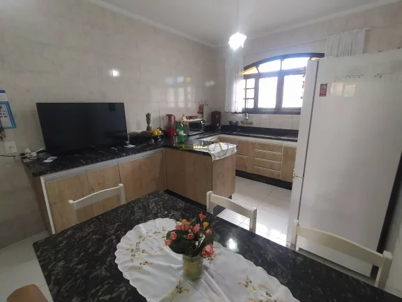 Imagem Casa com 3 dorms + Edícula, á 700m da Praia á venda em Peruíbe