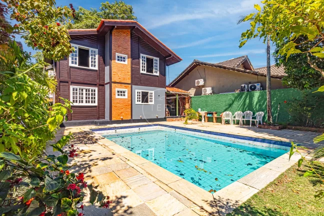 CASA com 3 DORMITÓRIOS em CONDOMÍNIO FECHADO - 199m² de área construída