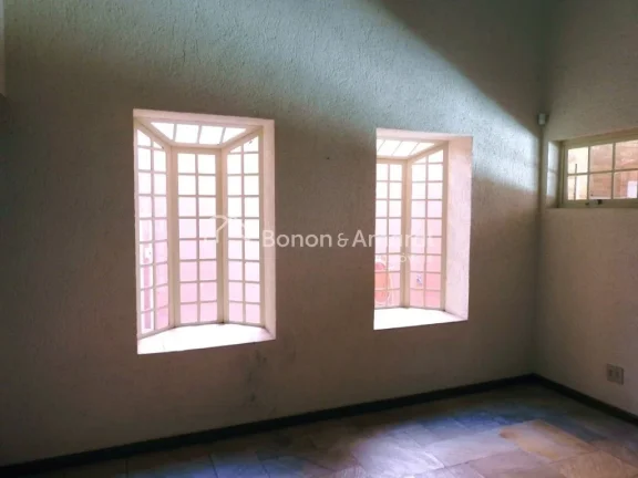 Imagem Linda casa à venda em condomínio fechado na região nobre de Sousas, a casa compõe:
4 quartos tod...