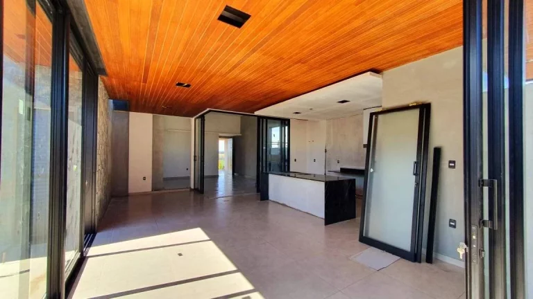 Imagem Linda casa no Condomínio Tamboré, 3 suítes, piscina.