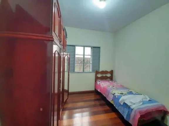 Imagem Charmosa casa de dois andares com câmera de segurança e seis dormitórios em bairro tranquilo de Barbacena/MG