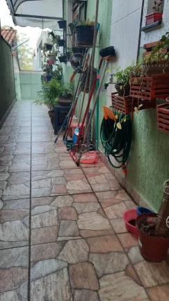 Imagem Sobrado com 242 metros quadrados, 3 dormitórios sendo 1 suíte com armários, 4 banheiros, 1 lavabo...