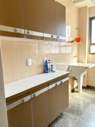 Imagem MORE NUM AMPLO APARTAMENTO DE 208m² !!!

Sala ampla para 3 ambientes, sala de almoço e sala de jan...