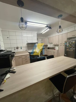 Imagem Sobrado amplo com 215m², 4 dormitórios e espaço gourmet - R$ 780 mil