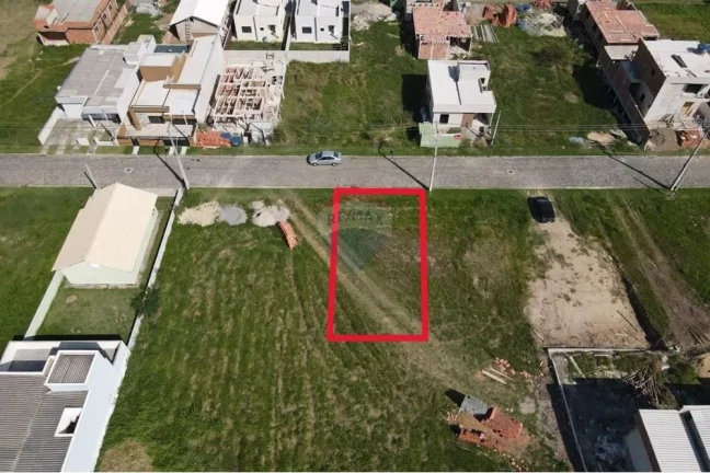 Imagem Terreno plano dentro de condomínio fechado.