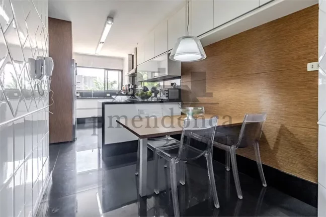 Imagem Apartamento em rua tranquila da Vila Madalena com 4 suítes e 5 vagas, 210m²