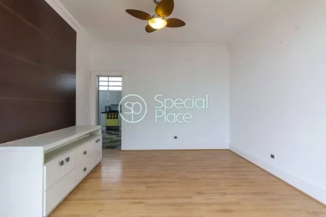 Imagem Linda Penthouse no miolo do bairro. São 231m² de área privativa, 3 dormitórios ( 1 suíte) e 2 v...