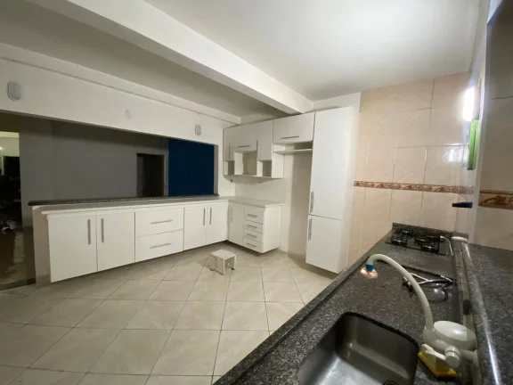 Imagem Casa com 2 Moradas 200 m² Construída 5 Dormitórios 2 Vagas de Garagens
