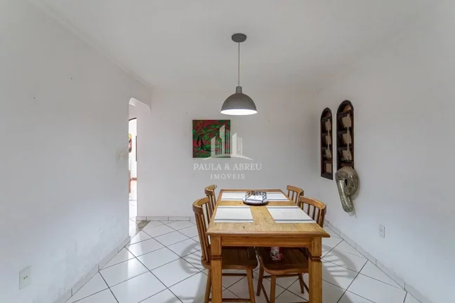 Imagem Excelente Assobradado de Esquina, 292m², 4 Quartos, 2 Suítes, 1 Vaga, Churrasqueira, Financia, está dividida em 2 casas, no Centro de Ribeirão Pires-SP