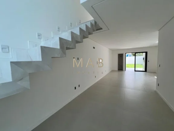 Imagem Imperdível casa à venda em Florianópolis-SC, no bairro Ingleses do Rio Vermelho, com 3 quartos, 3 suítes e 150m² de área.