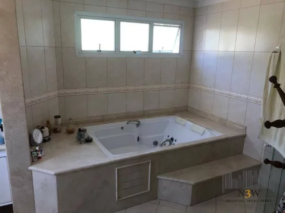 Imagem Sobrado à venda em Alphaville Barueri SP com 5 suítes, 4 vagas de garagem, piscina e 480m².