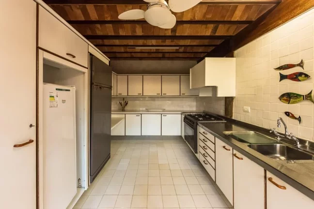 Imagem Pernambuco - Sala de estar com duplo ambiente, ampla varanda com sofás, 4 suítes e 8 vagas.