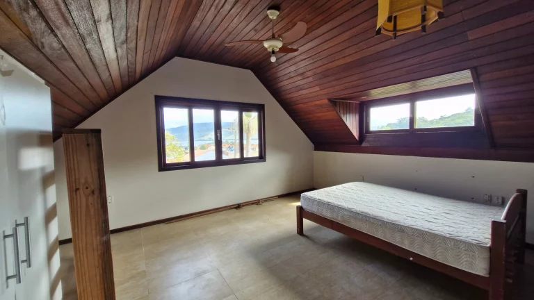 Imagem Duas casas à venda na Praia da Ferrugem, Garopaba. Vista para a lagoa, 260m² de terreno, documentação ok e ótima localização.