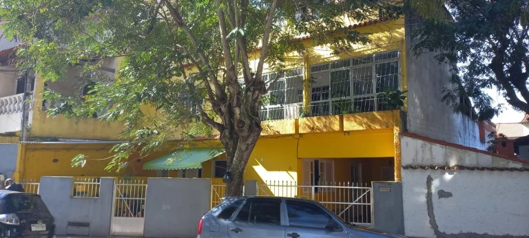Imagem Vendo área de 300m², com 5 casas em Cabo Frio/RJ próximo a praia do forte