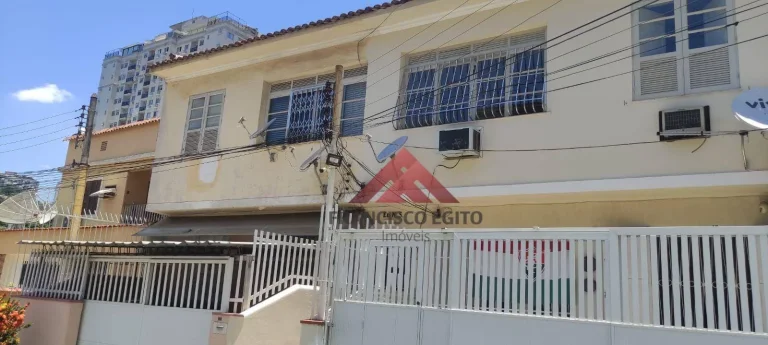 Imagem Apartamento tipo sobrado com generosos 110m² em rua fechada.