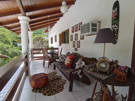 Imagem Casa 5 suítes e 3 vagas de garagem a 150m da beira-mar da Praia de Taquaras em Balneário Camboriú/SC
