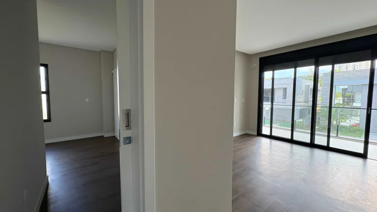 Imagem Casa com 4 dormitórios sendo 4 suítes e 4 vagas de garagem em Camboriú/SC