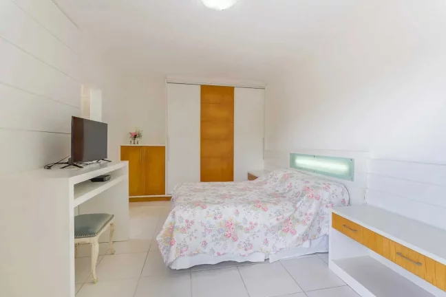 Imagem Casa com 4 dormitórios sendo 2 suítes e 2 vagas de garagem no Bairro Nações em Balneário Camboriú