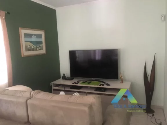 Imagem Ótimo Sobrado com 3 dormitórios, 5 vagas de garagem com amplo espaço em bairro tranquilo com ótima localização.