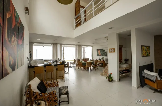Imagem Casa pé na areia de alto padrão em condomínio fechado em Ubatuba!