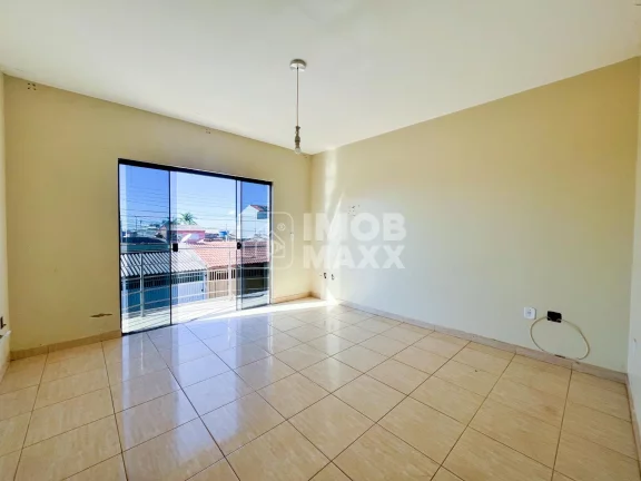 Imagem Descubra o conforto e a praticidade de viver em uma casa espaçosa à venda em Samambaia Sul, com 279m² de área útil. Este imóvel conta com 3 dormitórios, sendo 1 suíte, além de 3 banheiros, proporci