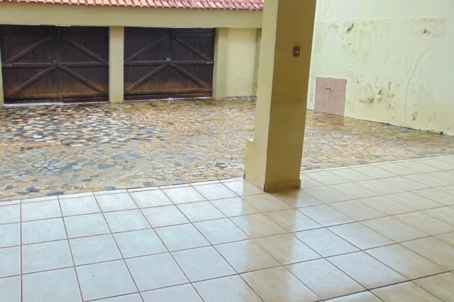 Imagem Praia do Guaiúba - Casa com 04 dormitórios - Piscina e churrasqueira - Vaga para 06 automóveis.