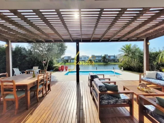 Imagem Casa condomínio com 05 suites e piscina aquecida
