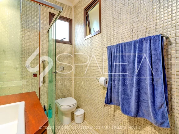 Imagem Aprecie o luxo e a tranquilidade no condomínio Iporanga, Guarujá: Casa exclusiva com ambientes espaçosos e vista deslumbrante