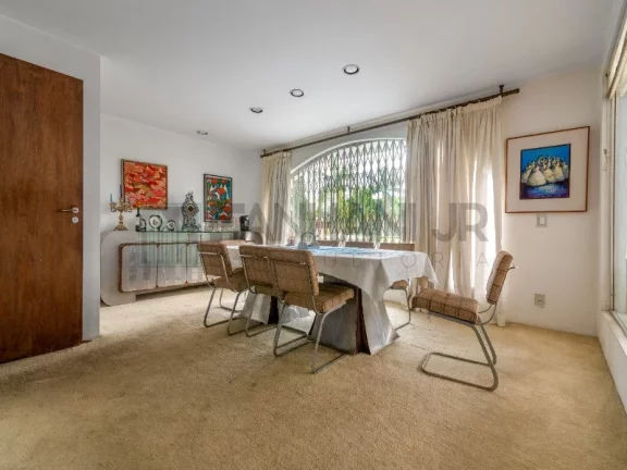 Imagem VENDO CASA CIDADE JARDIM - Próximo à Praça Alfredo Volpi. A casa possui 04 suítes sendo uma master e uma suíte com sala íntima, living para três am