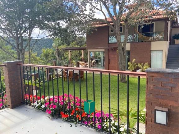 Linda Casa de 2 Pavimentos com 6 Suítes e Vista Panorâmica para a Rota do Lagarto e Pedra Azul!